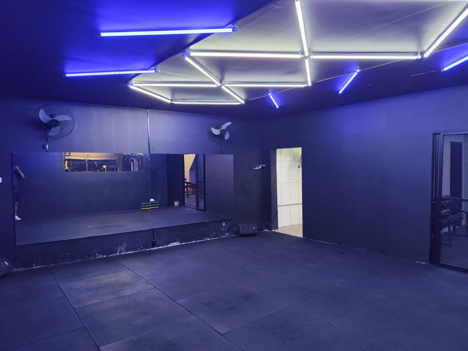 Sala de atividades com espelhos e piso emborrachado