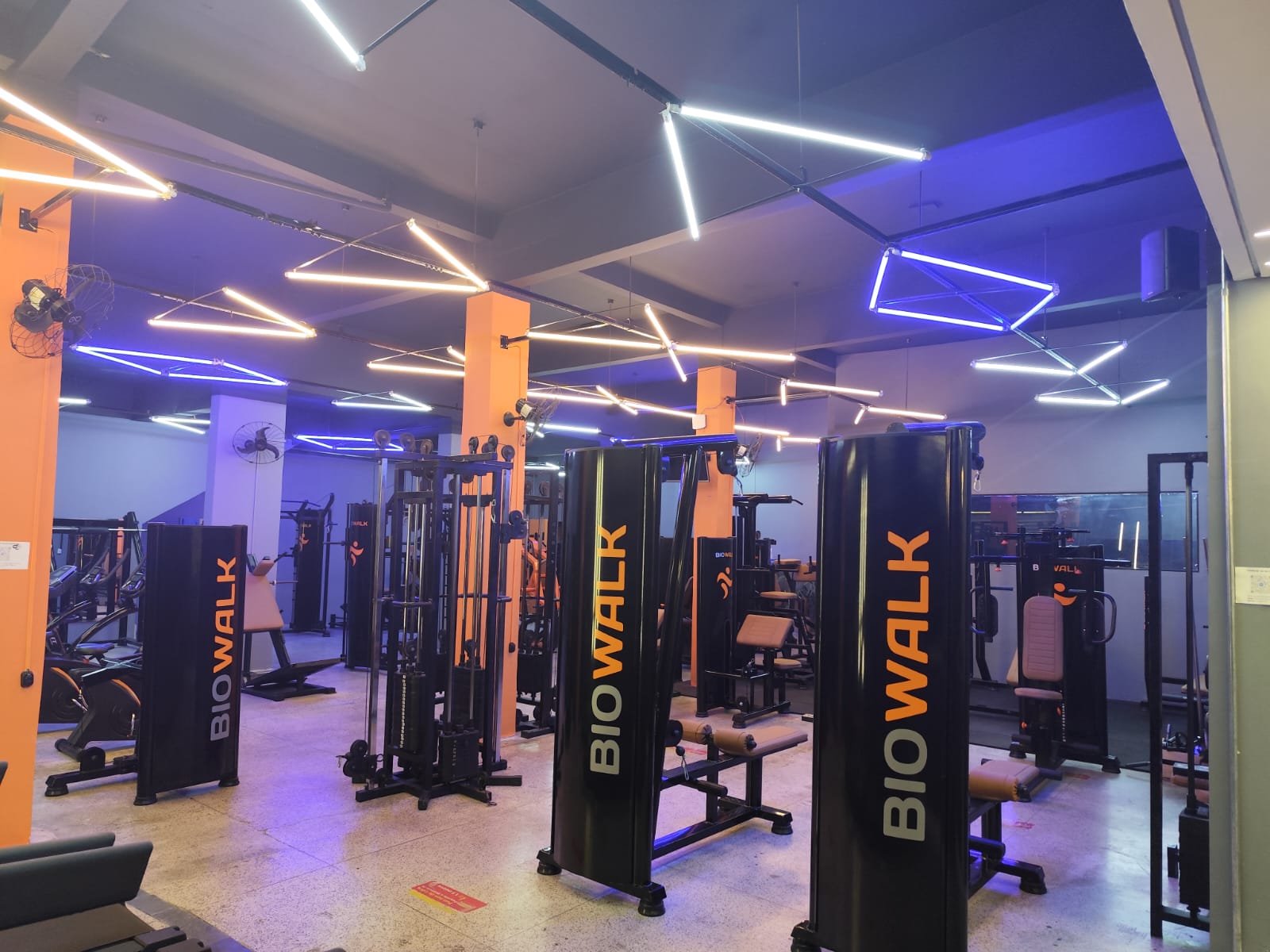 Área de musculação guiada com máquinas Biowalk